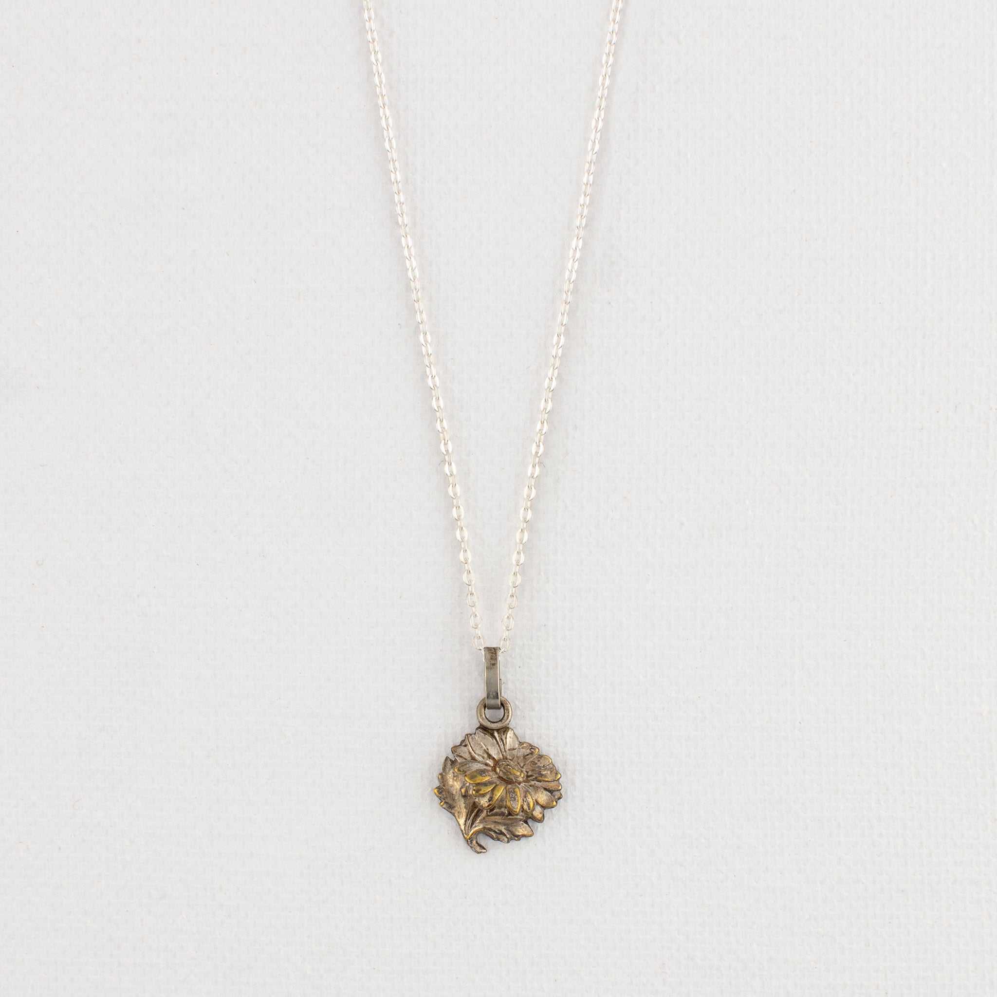 Vintage Medal Notre Dame de Beauraing Flower v216