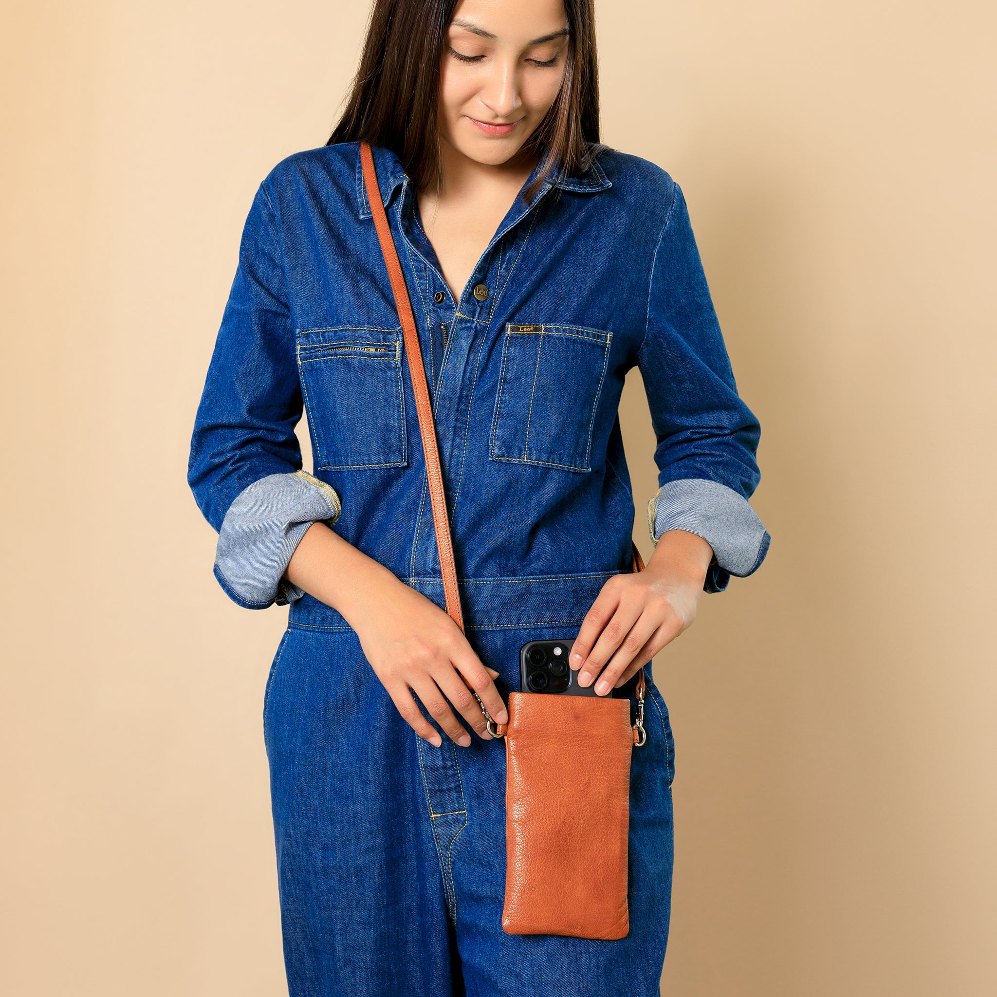 Spice of Life Phone Bag in Nutmeg Brown